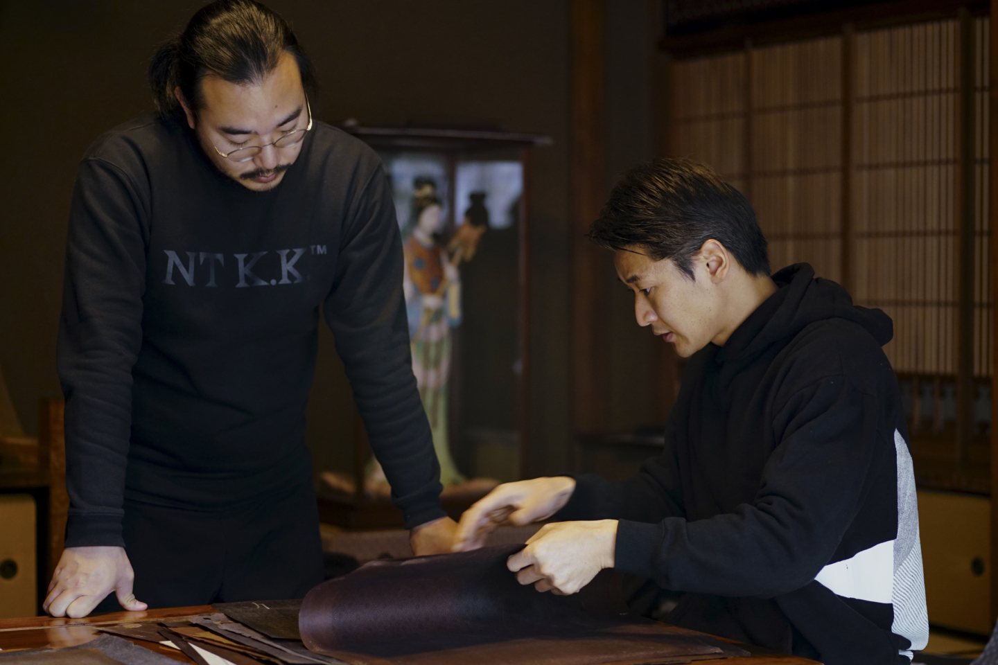 “粋”という日本独特の美を構築してきた江戸小紋を、現代まで手仕事で受け継いできた「廣瀬染工場」。古くから人々に愛され続ける“極小の美の世界”とは。