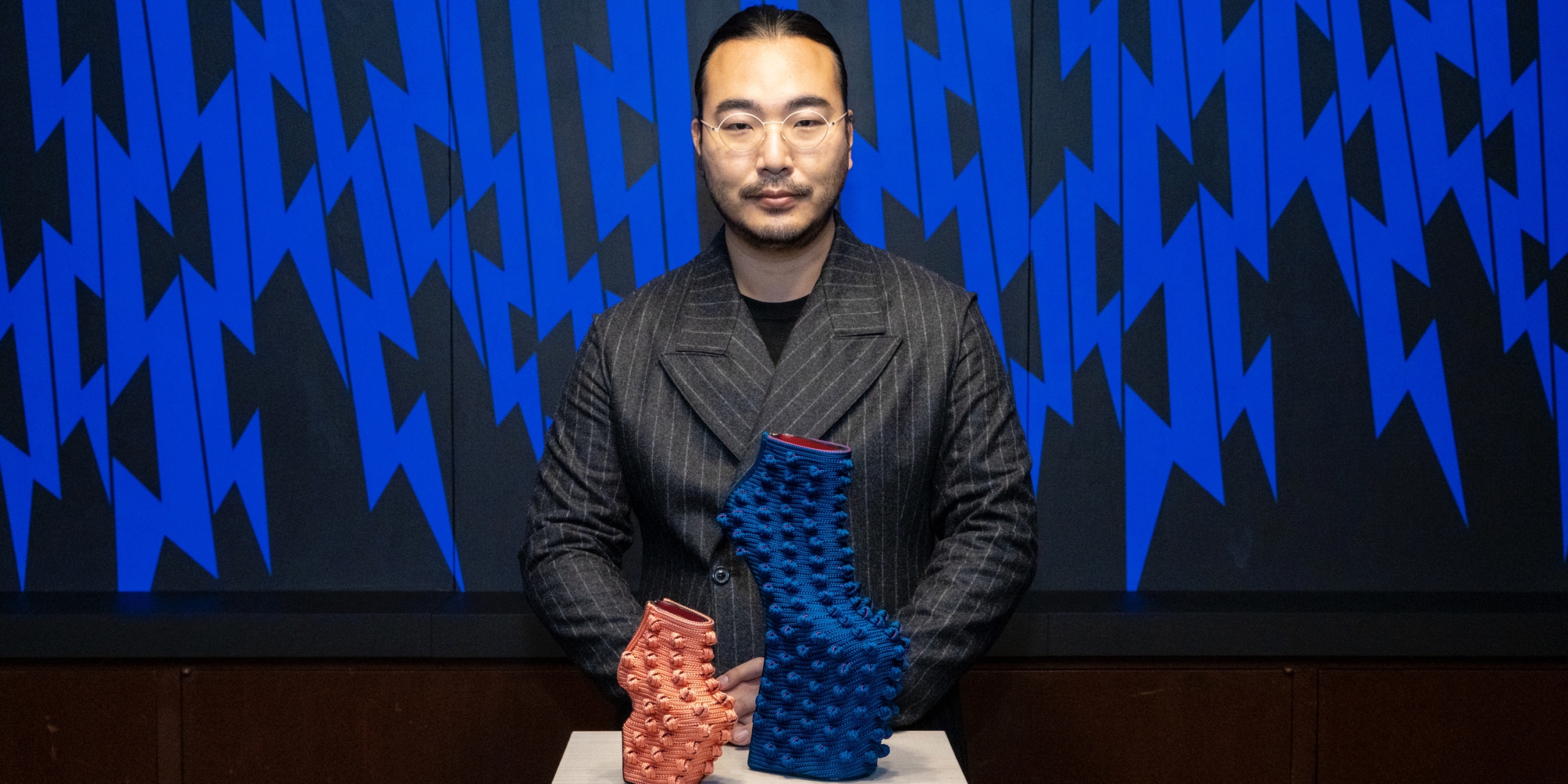 前衛的な姿が目を引く、龍工房の組紐で作られたヒールレスシューズ
