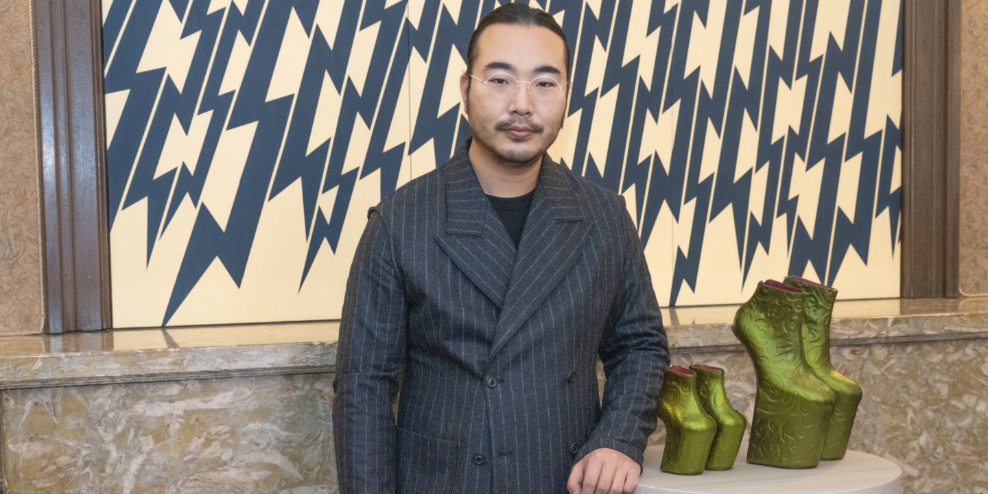 舘鼻則孝が魅せる“紅”に秘められた新たな姿。そこには、心に迫る力強いメッセージが感じられる