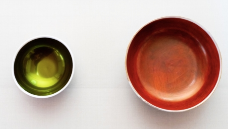 “その発色は誰にも似合う不思議な色味”。紅が持つ唯一無二の魅力