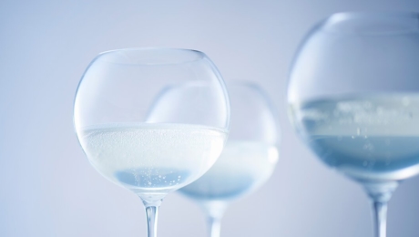 【木本硝子】今夏のお酒の楽しみ方—江戸ガラスとソムリエのコラボレーショングラスで弾ける泡を堪能して—