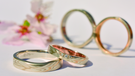 ふたりの手で分かち合う「体験」が、絆を深める結婚指輪。