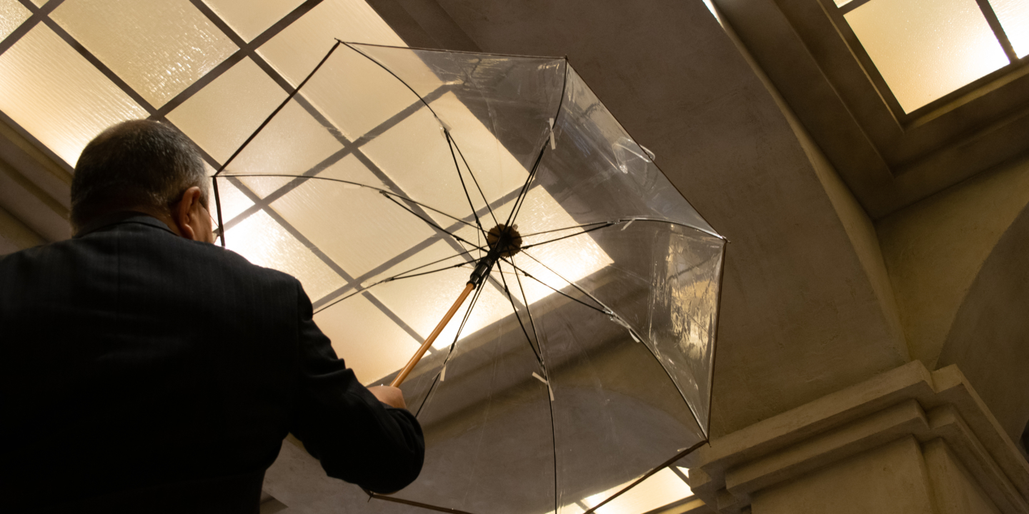 007が差しても似合う、紳士にふさわしいビニール傘を