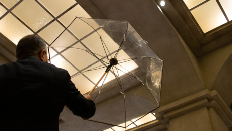 007が差しても似合う、紳士にふさわしいビニール傘を