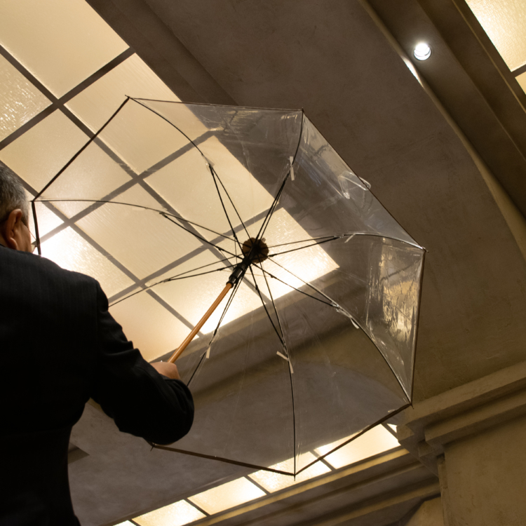 007が差しても似合う、紳士にふさわしいビニール傘を