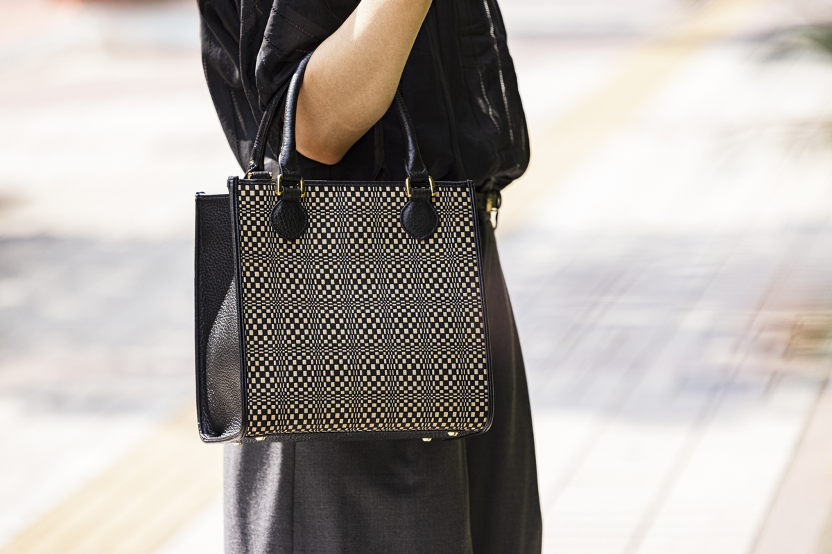 モダンな印傳で国内外のファンを魅了する、浅草前川印傳の美しい革小物たち