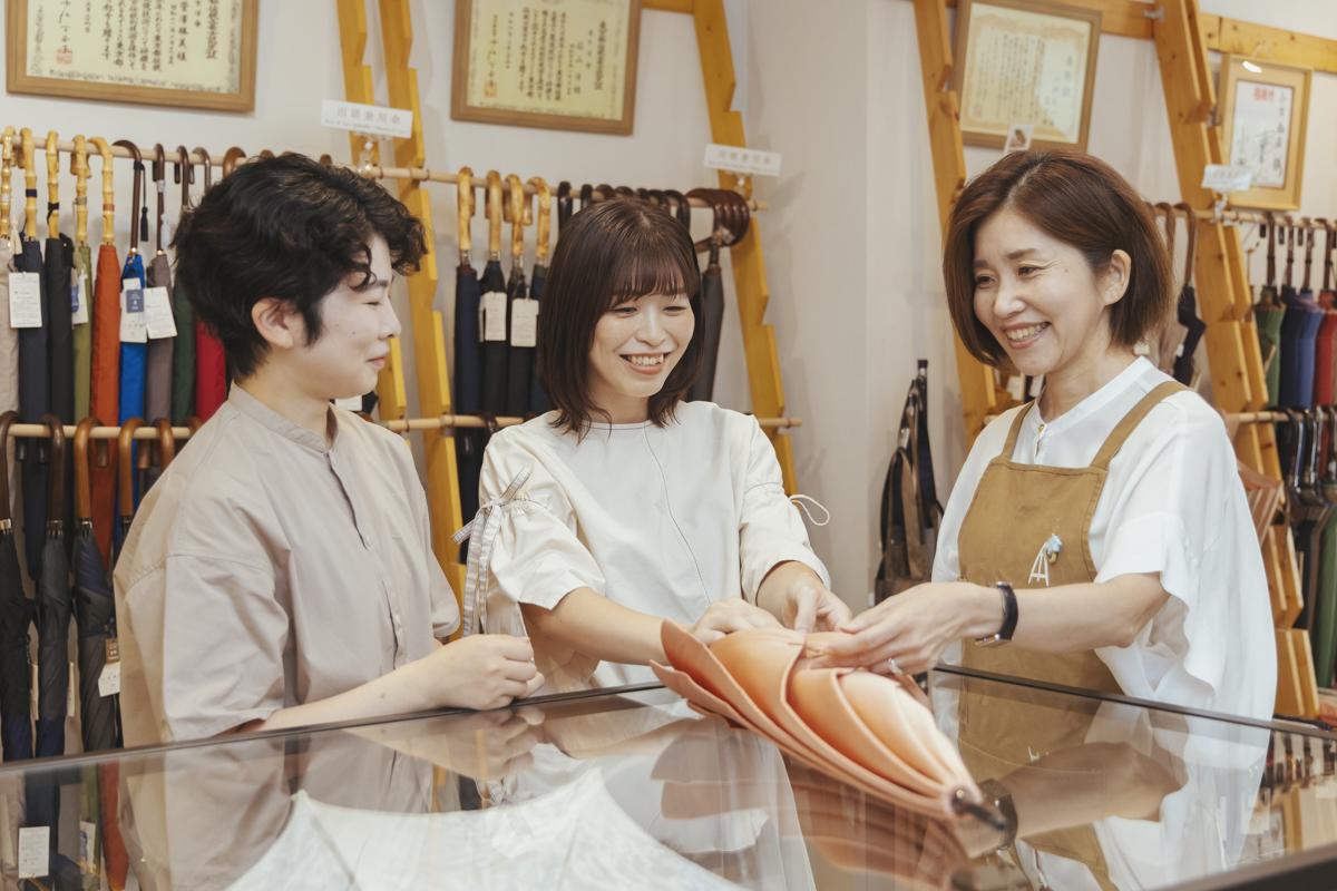 【若き担い手たち】「東京洋傘」の魅力と可能性を引き出す、小宮商店のブランドマネージャーの挑戦