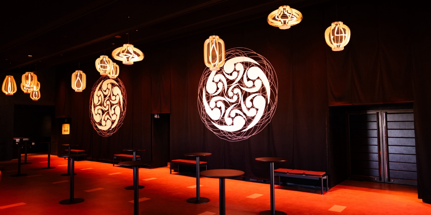 【中むら・京源】「DRUM TAO THEATER KYOTO」で世界最大級の大のれんを製作。紋は京源・波戸場承龍氏の家紋の軌跡を生かした紋曼荼羅作品を手染めで表現