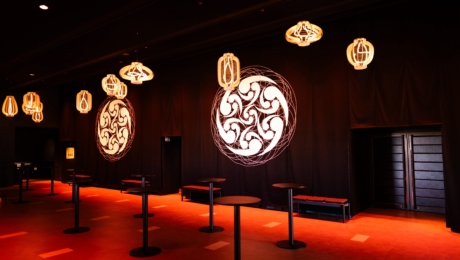 【中むら・京源】「DRUM TAO THEATER KYOTO」で世界最大級の大のれんを製作。紋は京源・波戸場承龍氏の家紋の軌跡を生かした紋曼荼羅作品を手染めで表現