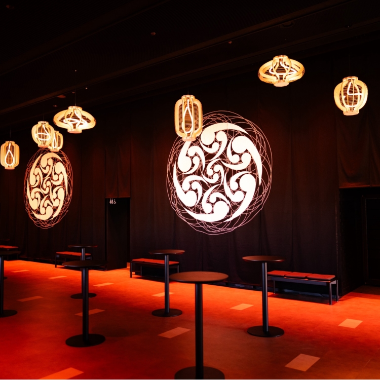 【中むら・京源】「DRUM TAO THEATER KYOTO」で世界最大級の大のれんを製作。紋は京源・波戸場承龍氏の家紋の軌跡を生かした紋曼荼羅作品を手染めで表現