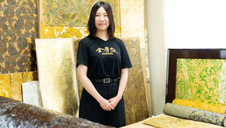 亡き祖父がよみがえらせた「金唐紙」。その魅力の発信に奮闘する孫娘の挑戦
