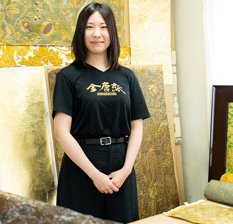 亡き祖父がよみがえらせた「金唐紙」。その魅力の発信に奮闘する孫娘の挑戦