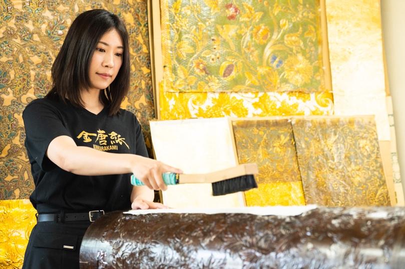 亡き祖父がよみがえらせた「金唐紙」。その魅力の発信に奮闘する孫娘の挑戦