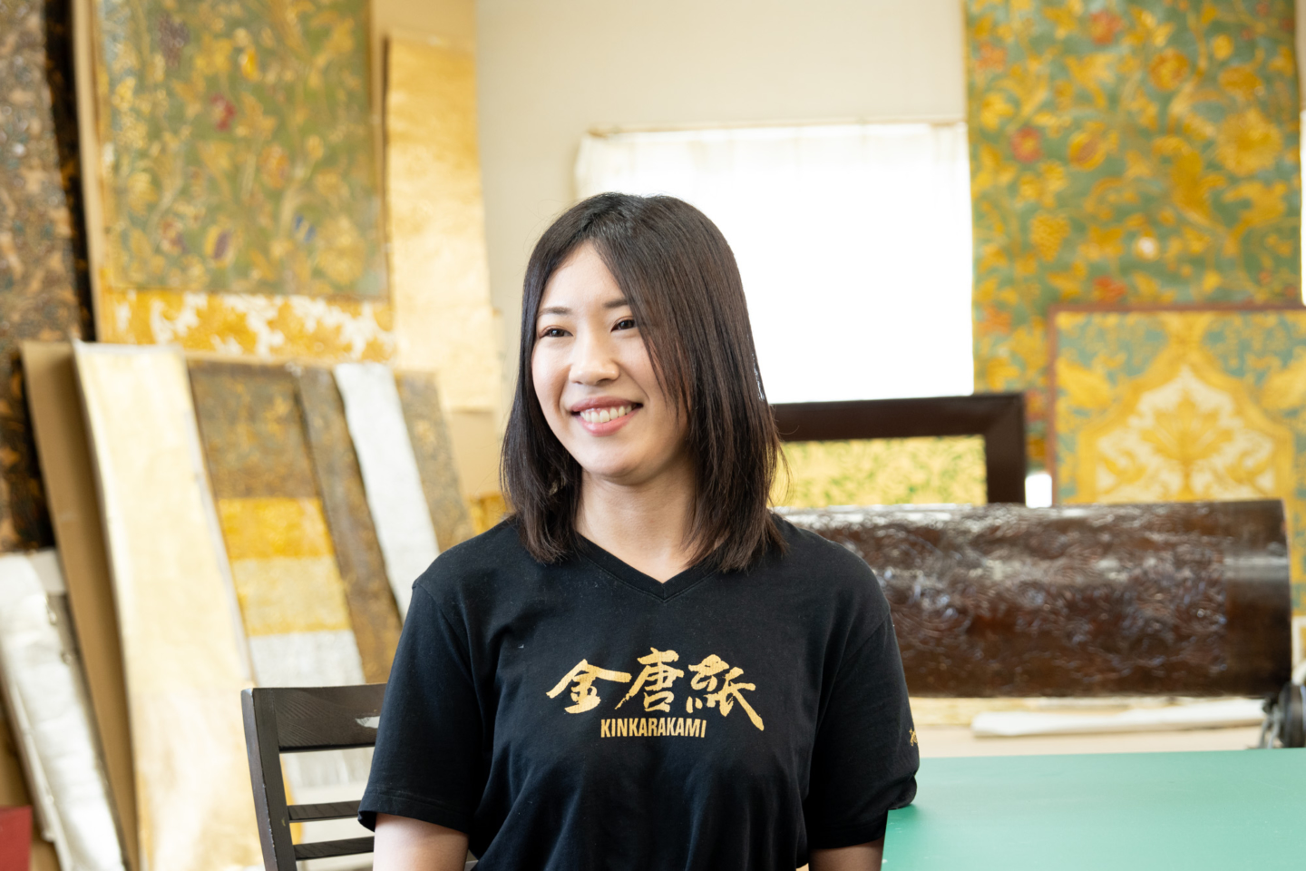 亡き祖父がよみがえらせた「金唐紙」。その魅力の発信に奮闘する孫娘の挑戦